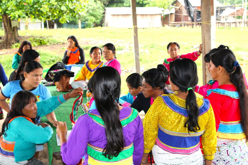 Las artesanas mantienen viva una tradición cultural transmitida de generación en generación.